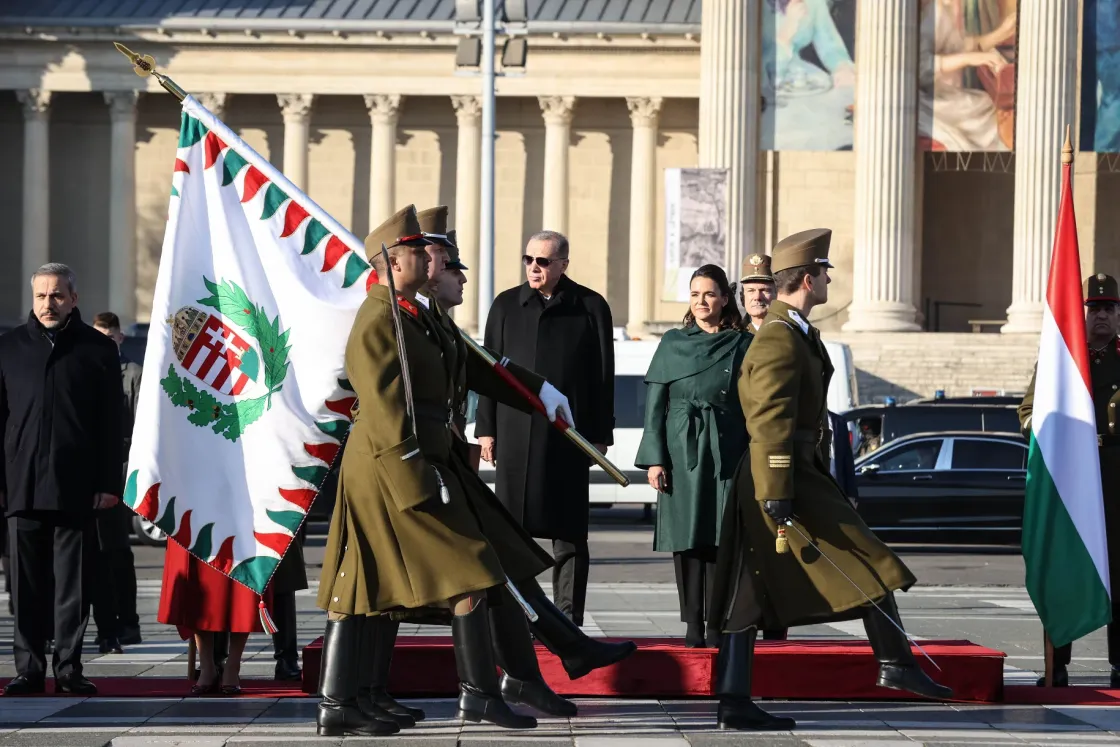 Megérkezett Budapestre Erdoğan, Novák Katalin fogadta a Hősök terén