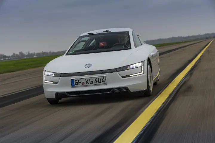 El híbrido diésel-eléctrico Volkswagen XL1 demostró en 2014 que es posible un coche con un consumo de combustible de 1 litro cada 100 km - Foto: www.achim-hartmann.com