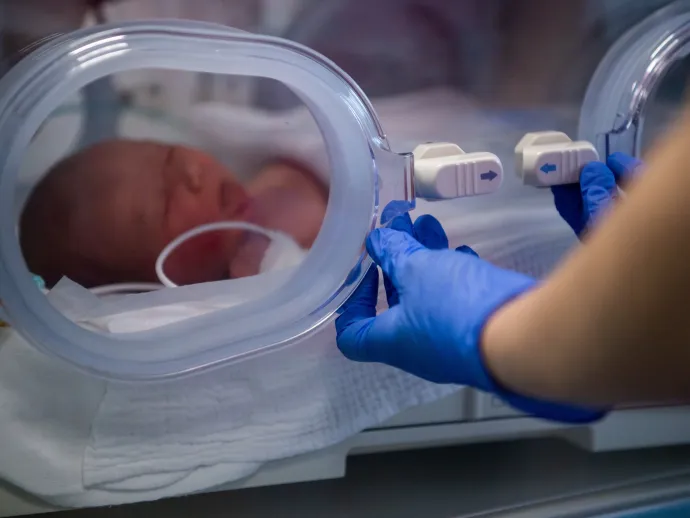 A kórházban hagyott újszülöttek helyzetét rendezné a kormány