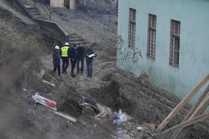 Árkot ástak közvetlenül az épület mellett – Fotó: Alex Nicodim / Inquam Photos