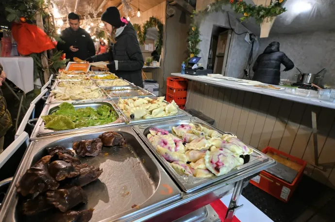 Fentről lefelé: a főtér, pirogos pult a vásáron, pereces néni, királyi vár – Fotó: Tenczer Gábor / Telex