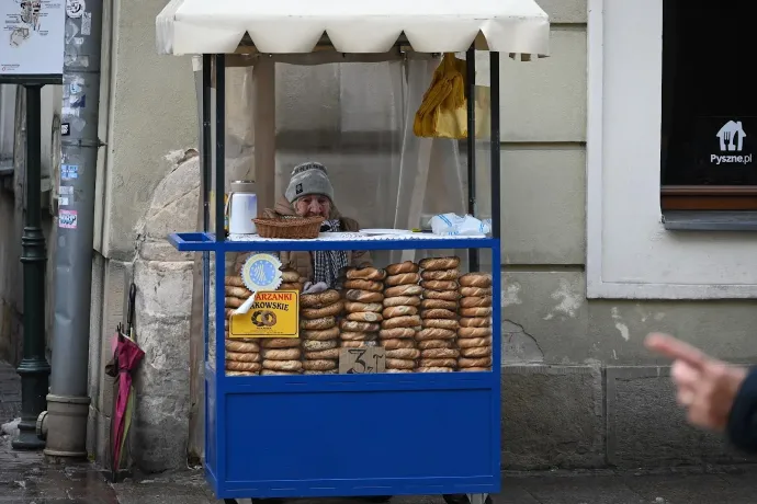 Fentről lefelé: a főtér, pirogos pult a vásáron, pereces néni, királyi vár – Fotó: Tenczer Gábor / Telex