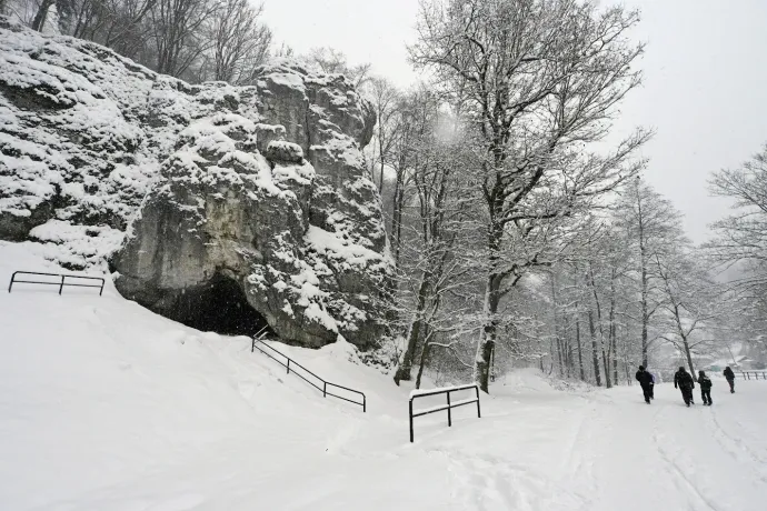 A Tehén-barlang, Diotima tűje, és a Kesztyű-szikla fala – Fotó: Tenczer Gábor / Telex