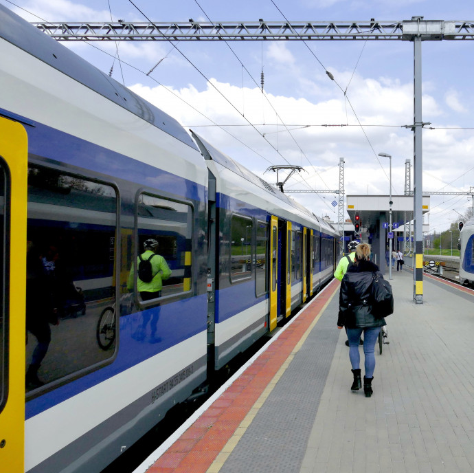 Legalább másfél millió ember számára tenné ingyenessé a tömegközlekedést Lázár János