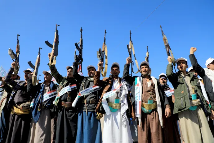 Jemeni fegyveresek egy Izrael-ellenes tüntetésen a húszik által felügyelt fővárosban, Szanaában – Fotó: Mohammed Huwais / AFP