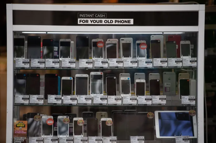 A használt telefonokat eddig hagyományosan a kisebb boltok értékesítették – Fotó: Matthew Horwood / Getty Images