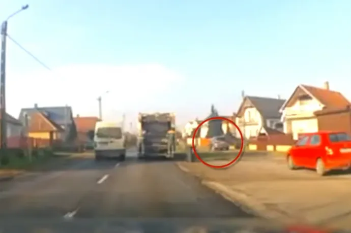 A járdán előzte meg a kisbuszt és a kukásautót a terepjáró sofőrje, majd le is koccolta az egyiket