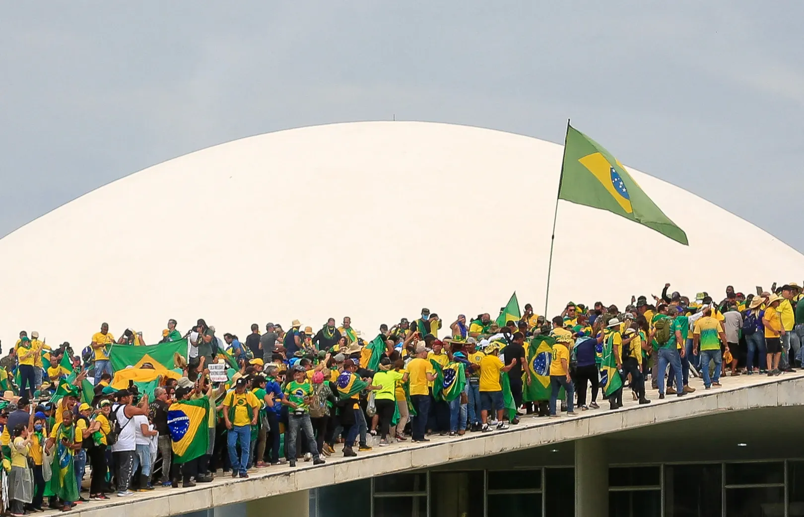 Jair Bolsonaro volt brazil elnök támogatói behatolnak a brazíliai Nemzeti Kongresszusba 2023. január 8-án – Fotó: Sergio Lima / AFP