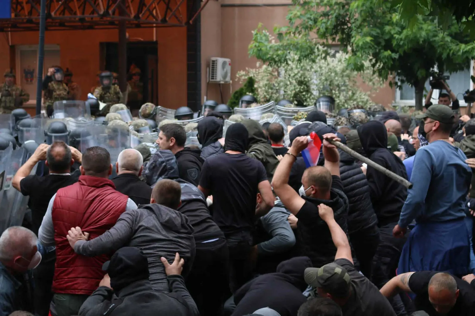 Koszovói rohamrendőrök próbálják bejuttatni a zvečani önkormányzatra az albán nemzetiségű polgármestereket, miközben a koszovói szerbek tiltakoznak az épületnél 2023. május 29-én – Fotó: Erkin Keci / Anadolu Agency / AFP