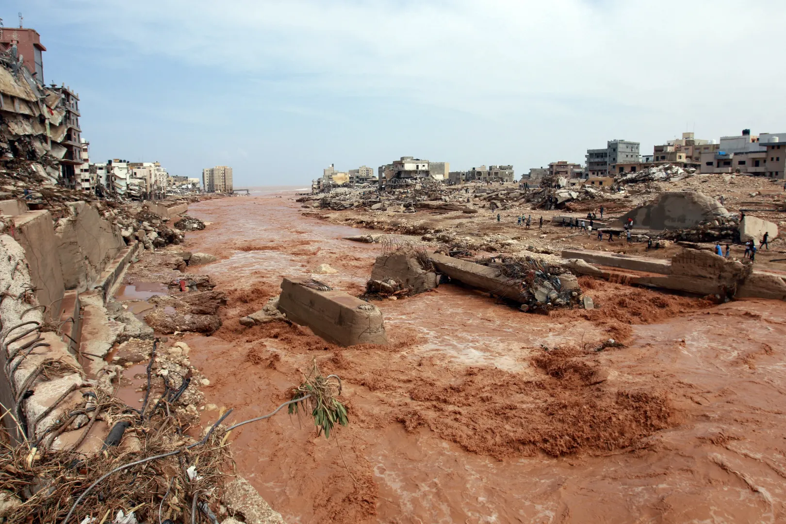 Emberek vizsgálják az árvíz okozta károkat a kelet-líbiai Dernában – Fotó: AFP