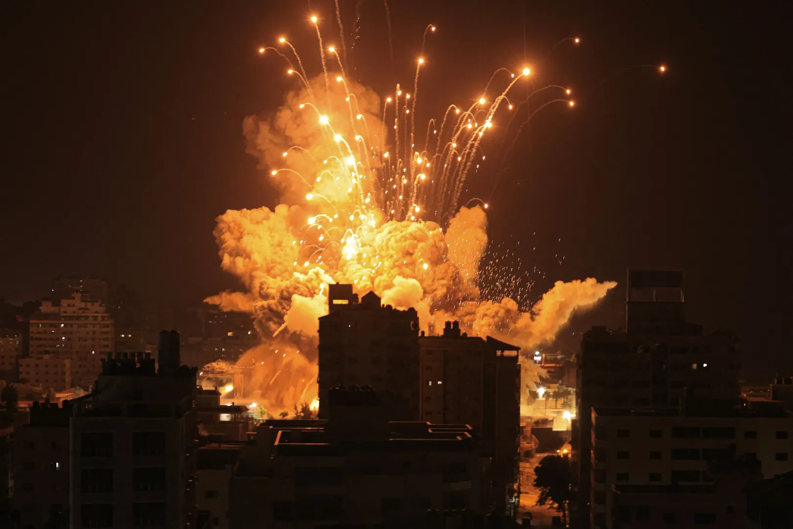 Rakéta robban Gáza városában egy izraeli légicsapás során október 8-án, egy nappal a gázai–izraeli háború kitörése után – Fotó: Mahmud Hams / AFP