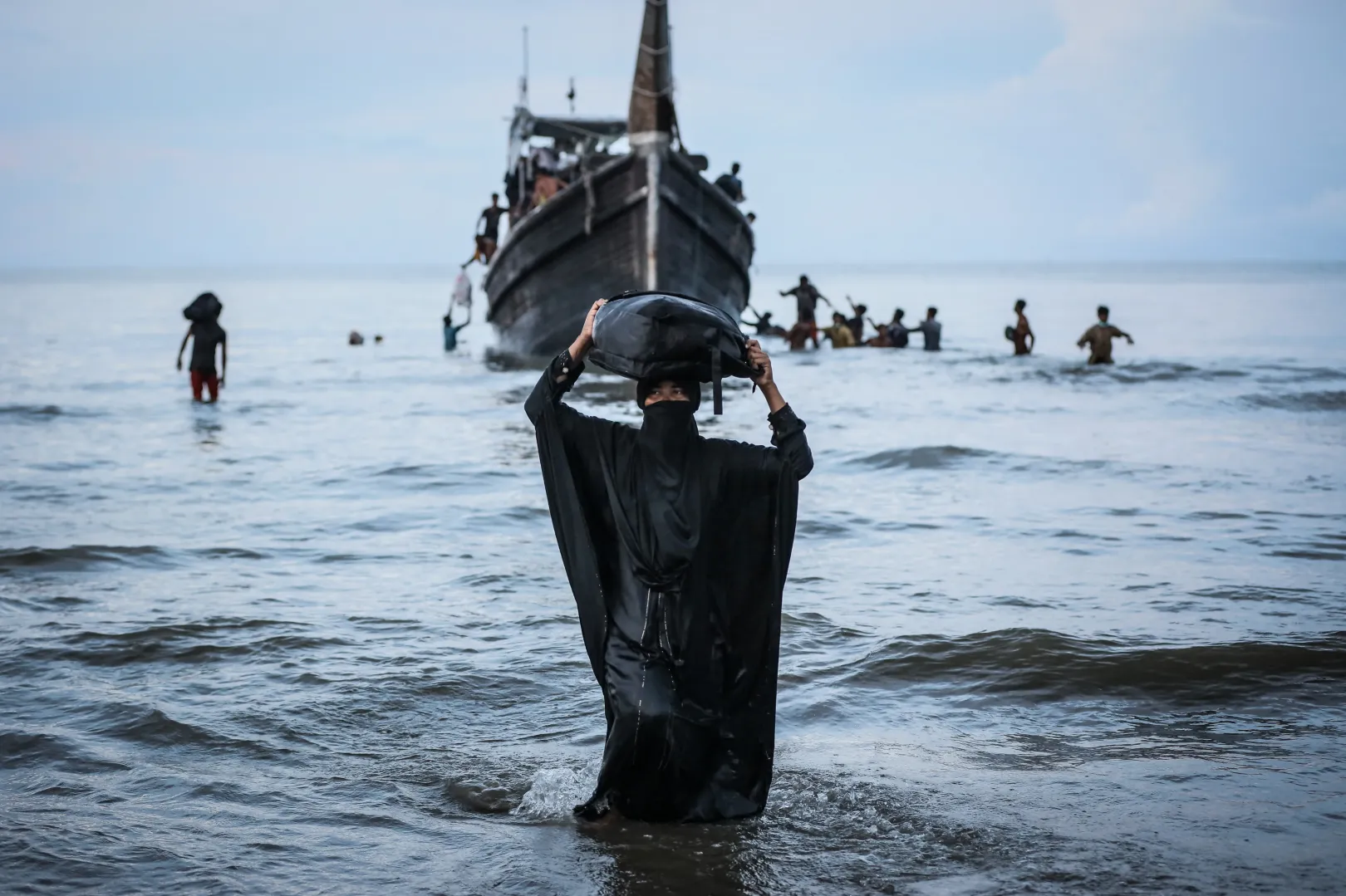 Egy újonnan érkezett rohingja menekült sétál a tenger mellett, miután a helyi közösség úgy döntött: ideiglenesen engedélyezi számukra, hogy vízért és élelemért kikössenek Indonézia partjainál – Fotó: Amanda Jufrian / AFP