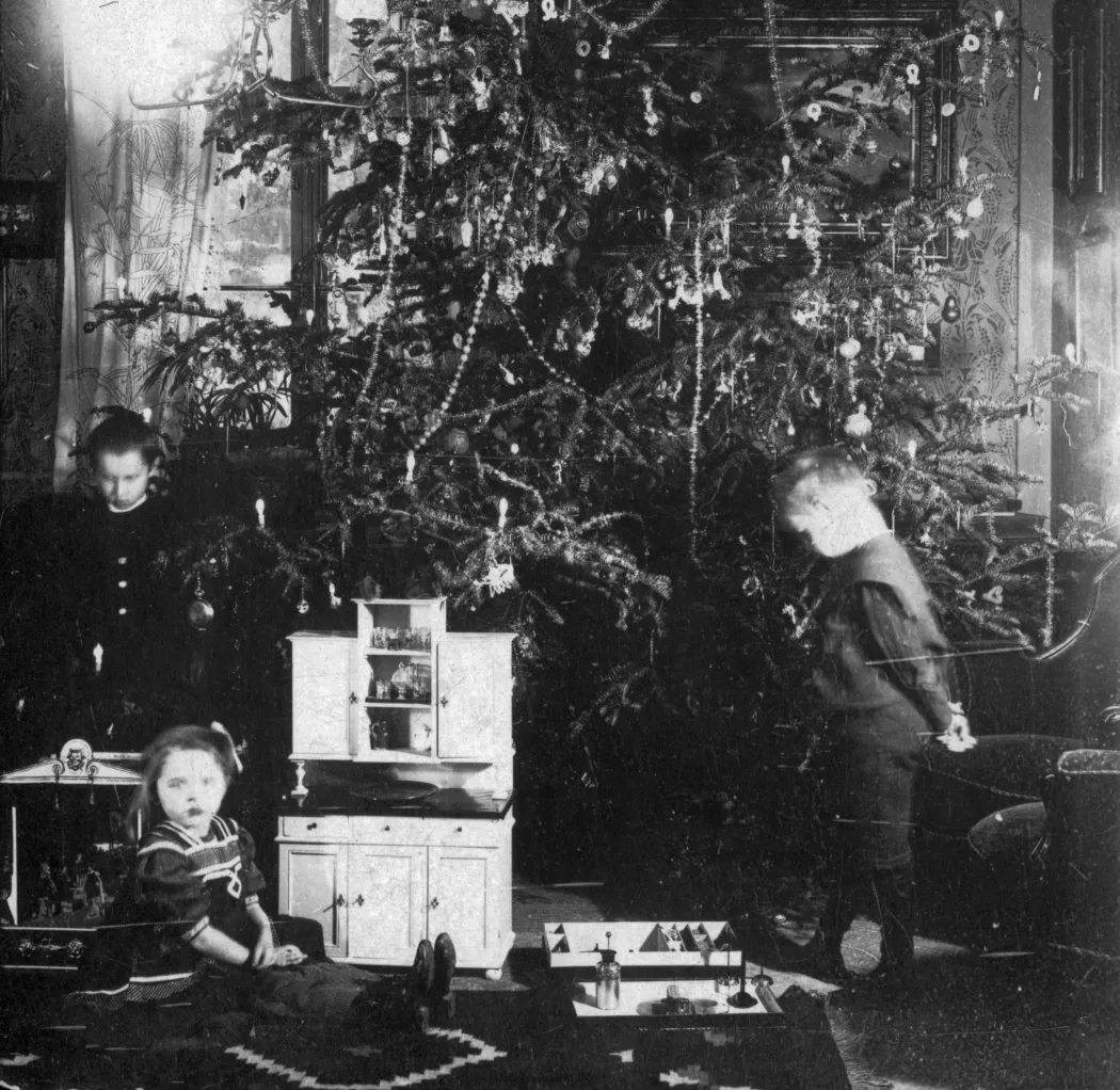 Ez a fénykép a kolozsvári földrajztudós, Cholnoky Jenő otthonában készült, 1909 karácsonyán – Fotó: Cholnoky Tamás / Fortepan