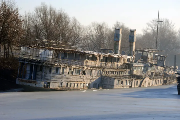 A megsüllyedt Szőke Tisza a szeged-tápéi téli kikötőben, 2012-ben – Fotó: Kelemen Zoltán Gergely / MTI