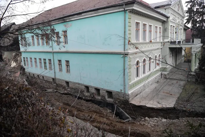 Hivatalos szerződés nélkül dolgozhatott az őrizetben lévő cégvezető a székelyudvarhelyi bentlakáson