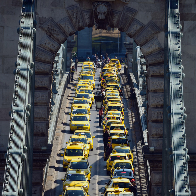 Két cég letarolta a meggyötört budapesti taxipiacot