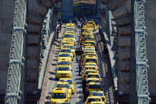 Két cég letarolta a meggyötört budapesti taxipiacot