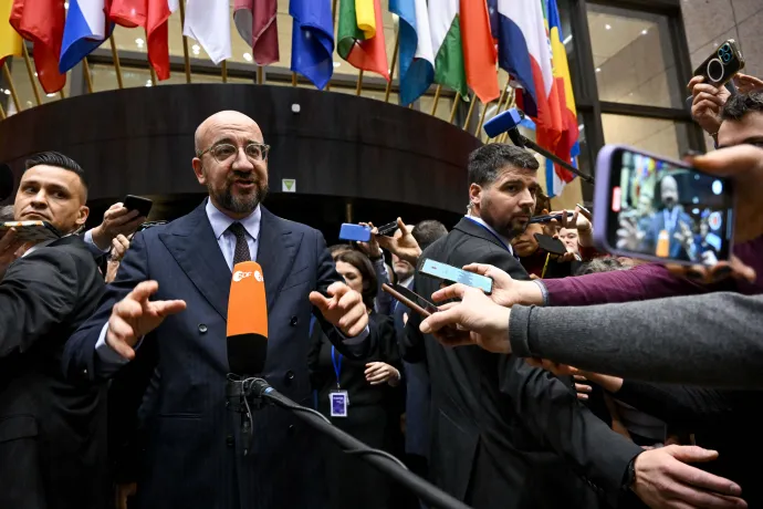 Charles Michel, az Európai Tanács elnöke bejelenti az Ukrajnával kapcsolatos döntést az Európai Unió brüsszeli csúcstalálkozójának első napján, 2023. december 14-én – Fotó: Union Europeenne / UE / HANS LUCAS / AFP