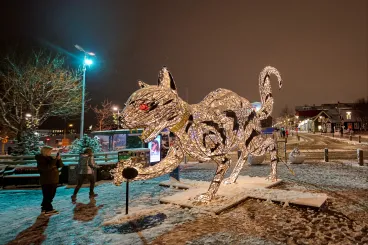 Ha nem kaptál új ruhát karácsonyra, felfal a rémmacska!