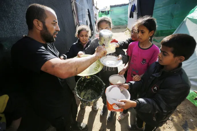 Otthonát elhagyni kényszerülő, a gázai Deir Al-Balah egyik sátortáborában élő palesztin család december 9-én – Fotó: Ashraf Amra / AFP