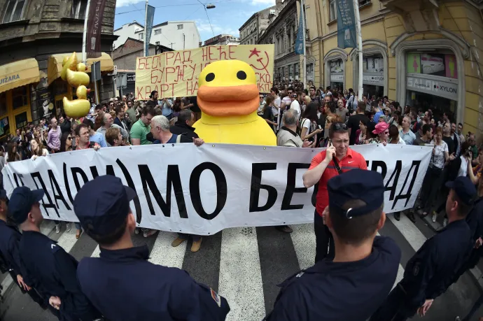 A projekt elleni tüntetés hatalmas gumikacsával 2015. április 26-án – Fotó: Andrej Isakovic / AFP