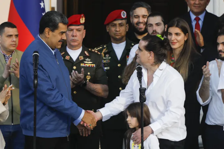 El presidente venezolano, Nicolás Maduro, da una bienvenida heroica a Alex Saab, quien fue liberado de Estados Unidos, en Caracas el 20 de diciembre de 2023 - Fotografía: Pedro Rance Mattei/Anadolu/Anadolu vía AFP