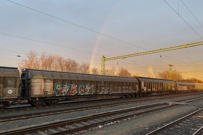 GYSEV-színek Szombathelyen és tehervonatok szivárvánnyal a szentgotthárdi vasútállomáson – Fotó: Molnár Réka / Telex