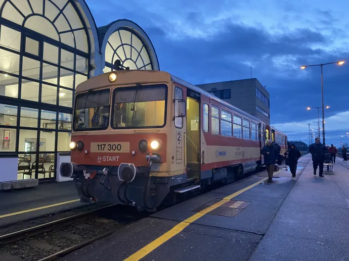 A befutó gyarmati vonat Mátészalkán, majd felszállás a debreceni vonatra ugyanott – Fotó: Molnár Réka / Telex