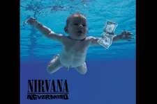 Gyerekpornográfiáért perel a Nirvana legendás albumborítóján csecsemőként úszkáló, azóta felnőtt férfi