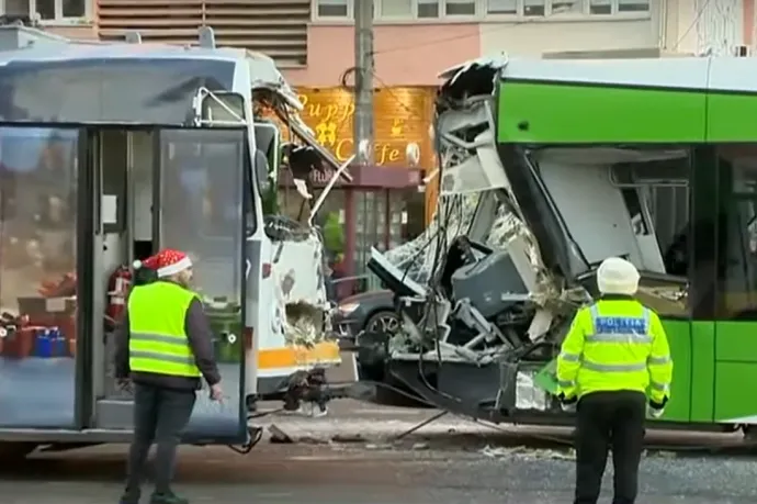 Frontálisan ütközött két villamos Bukarestben