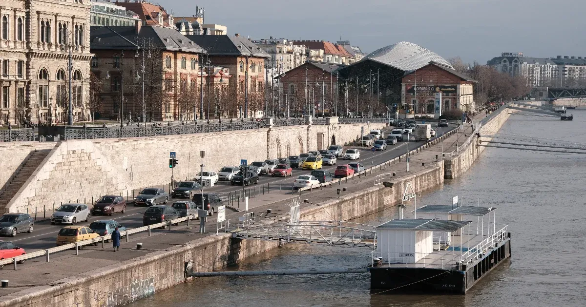 A budapesti alsó rakpart szintje felett tetőzhet jövő hét elején az árhullám