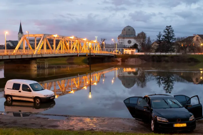 Autókat kellett kimenekíteni a kiáradt Rábából Győrben