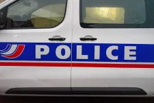 Négy gyerek és az anyjuk holttestére bukkantak egy lakásban Párizs mellett, egy apa végzett a családjával