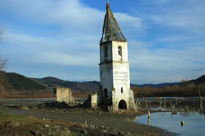 A 17. századtól a szombatosok felekezetének egyik fő helye volt Bözödújfalu, amelyet 1988-ban egy víztározó építésekor elárasztottak vízzel, és így a romániai falurombolás jelképévé vált – Forrás: Wikipédia