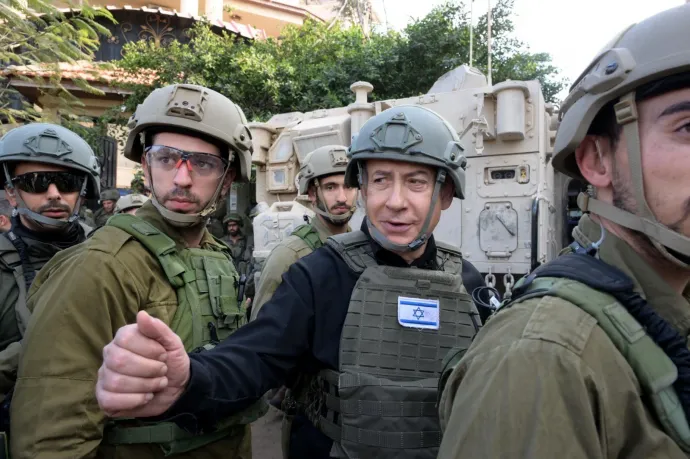Netanjahu izraeli katonákkal december 25-én – Fotó: Avi Ohayon / Anadolu / AFP