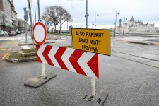 A Duna áradása miatt elkezdték átpakolni a budapesti rakparton maradt autókat néhány utcával arrébb