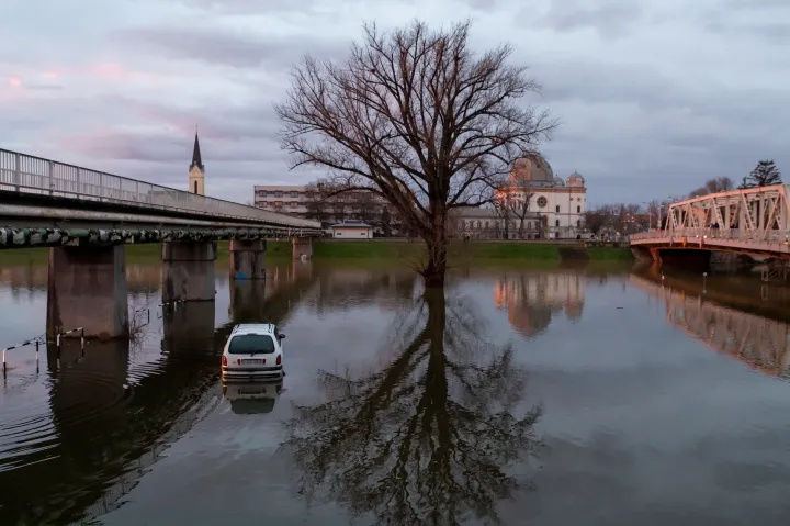 Másodfokú árvízvédelmi készültséget rendeltek el Budapesten, autókat ejtett foglyul a Rába Győrnél