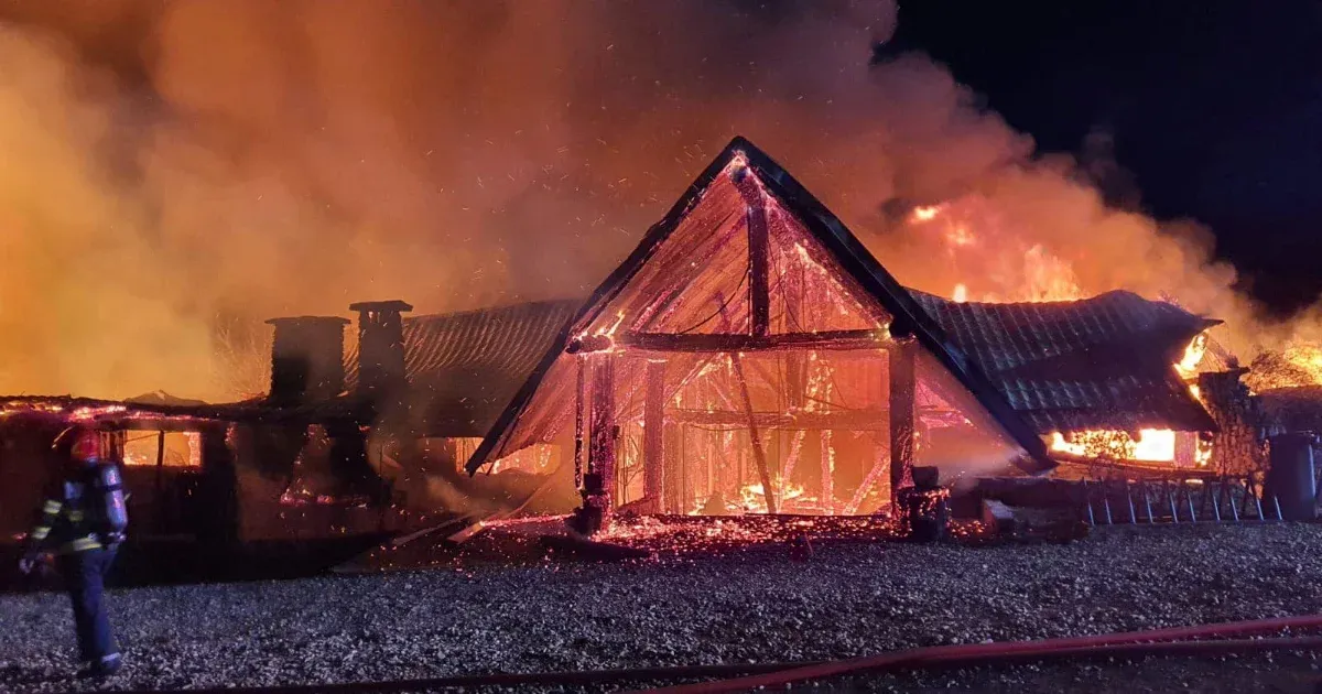 Öt holttestet találtak, két gyereket és egy felnőttet még keresnek a leégett romániai panziónál
