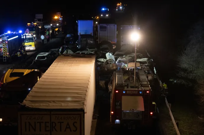 Több mint kilenc hónap után sincs gyanúsítottja az M1-esen történt halálos tömegbalesetnek