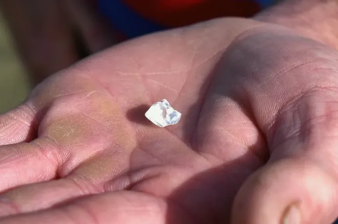 Naponta találnak ott egy-két kisebb gyémántot, de ő tíz perc alatt egy ritka nagyba botlott bele