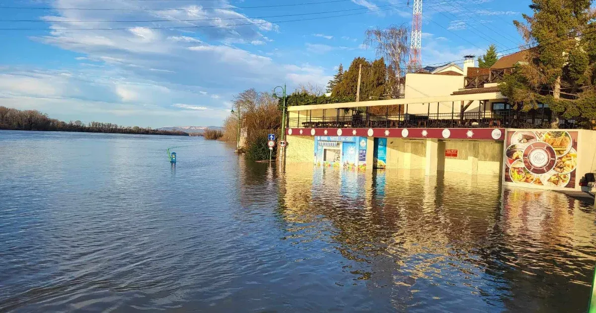 A Duna áradása miatt nem jár a 2-es villamos, és több utat is lezártak az országban