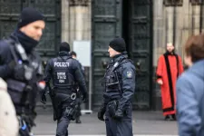 Őrizetben tartanak egy férfit Németországban a kölni dómot ért fenyegetés miatt