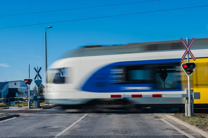 Több mint 800 sorompót törtek le idén a vasúti átjárókban