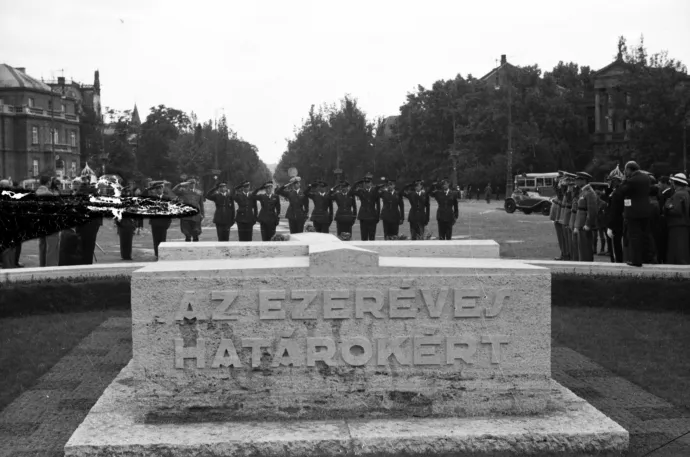 Az 1929-ben átadott emlékkő a Hősök terén – Fotó: Bauer Sándor / Fortepan 