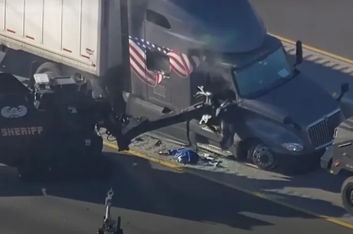 Nem akart kiszállni, a texasi rendőrök szétkapták a kamionját, mint egy szardíniásdobozt