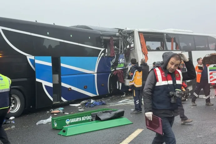 Tíz halálos áldozata van a törökországi tömegkarambolnak, sok a sérült is