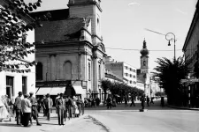 Több, mint egy szürke épület: 85 éve adták át Kolozsvár első áruházát, a Sorát