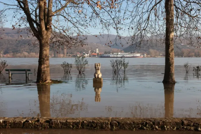 Pénteken éjjel a budapesti rakpart szintje alá csökkenhet a Duna vízállása a fővárosban