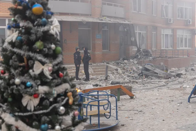 Ukrán rendőrök állnak egy olyan épület előtt, amit rakétatámadás ért Odesszában – Fotó: Oleksandr Gimanov / AFP