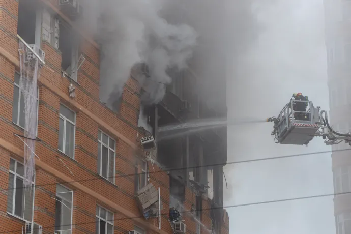 Tűzoltók dolgoznak olyan épület oltásán, amit orosz rakéta ért Odesszában – Fotó: Oleksandr Gimanov / AFP